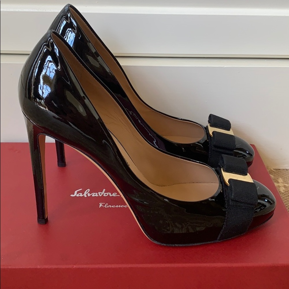 Ferragamo RILLY Nero Black Patent Pumps